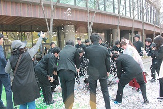 在学生が卒業生に紙吹雪を贈る様子