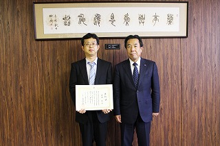 藤岡敦教授と楠見晴重学長