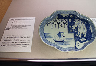 2018年度夏季企画展「神戸市立博物館選　地図皿にみる世界と日本」を開催しています。