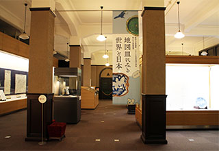 2018年度夏季企画展「神戸市立博物館選　地図皿にみる世界と日本」を開催しています。