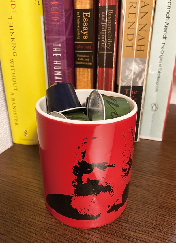 マルクスの顔がプリントされた愛用のカップ/Asst. Prof. Momoki's favorite mug featuring Marx