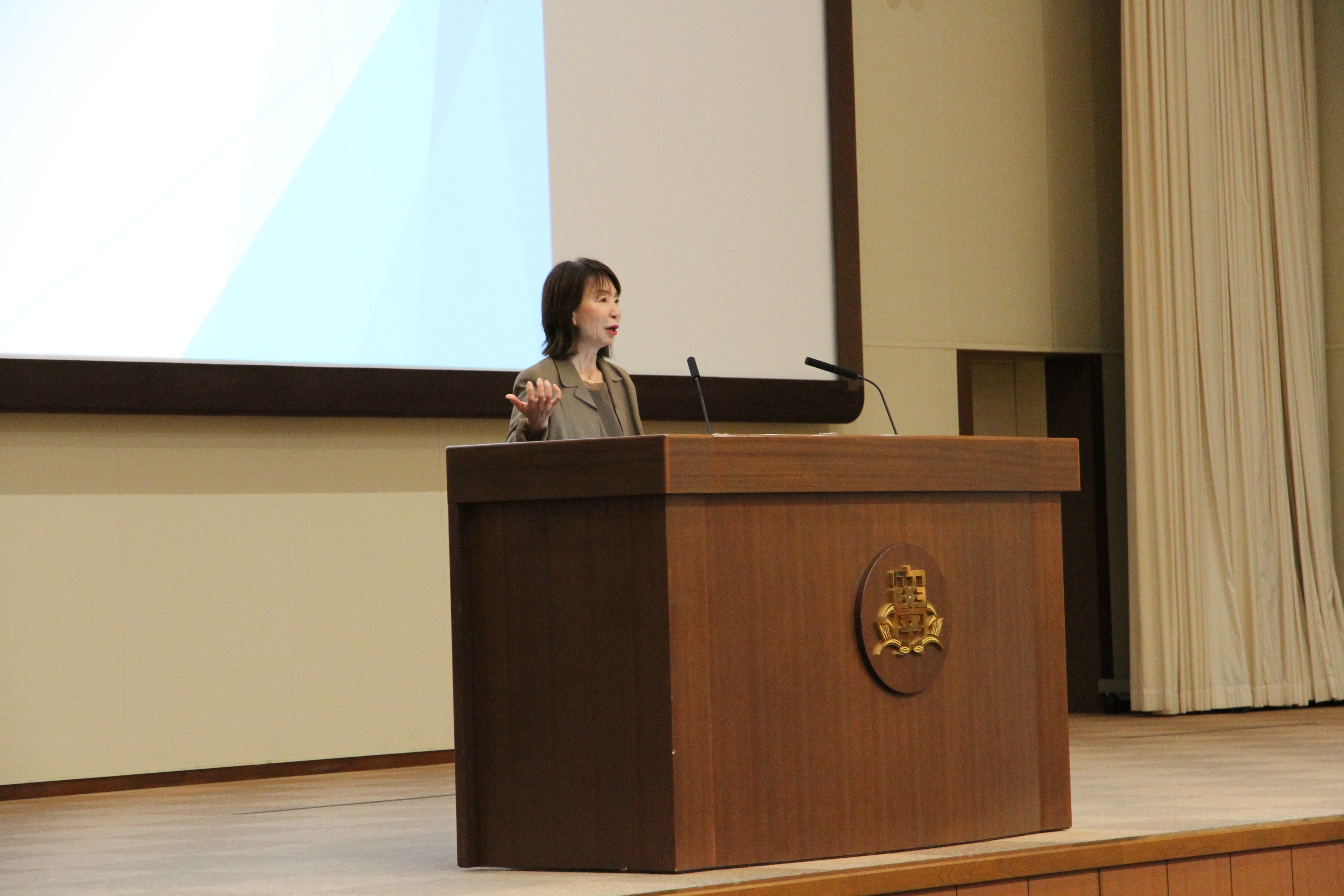 11月27日（木）玉岡かおる氏による客員教授講演会を開催しました。