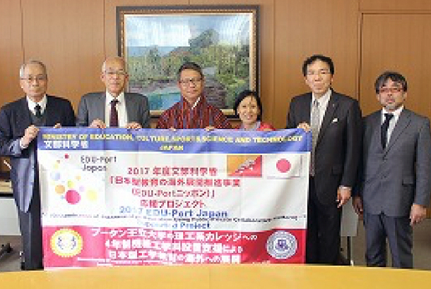 Andu Dukpa (center), President of Jigme Namgyel Engineering College, visits Kansai University.