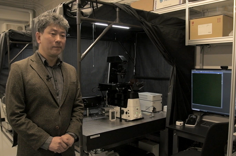 Dr. Kuzuya, explaining the outstanding equipment in his lab