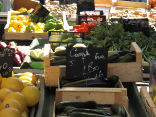 グルノーブルの市場に並ぶ野菜