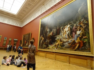 美術館で絵画を鑑賞する子どもたち