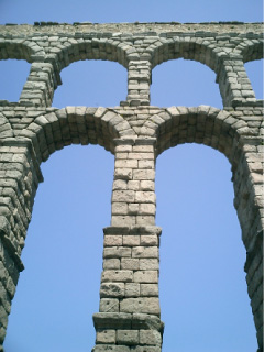 ■古代ローマの水道橋（セゴビア） 高さ30メートル