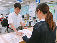 写真：授業支援ステーションでの窓口対応の様子
