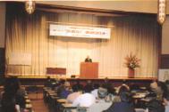 人権問題研究室開設25周年記念国際シンポジウム初日、永田学長の話に聴
き入る参加者