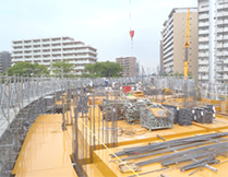 2011年7月 寮棟1～3階部分の躯体・床工事が進行中です。