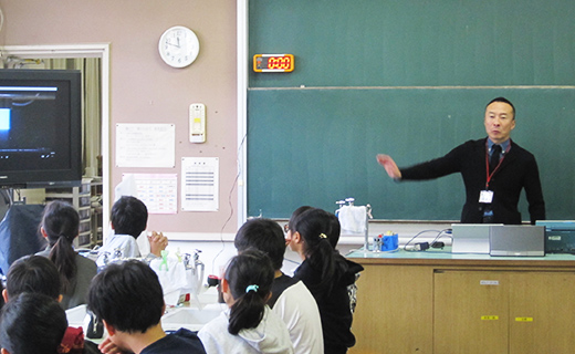 [写真] 小学校への出張講義