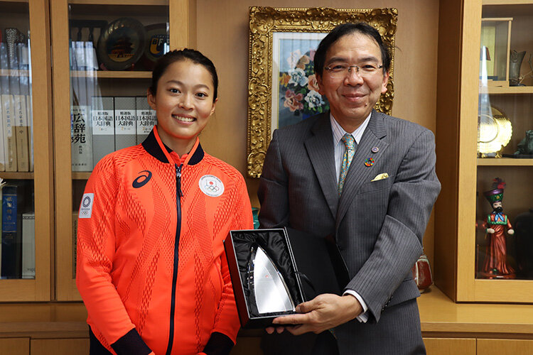 髙野選手が学長・理事長を訪問