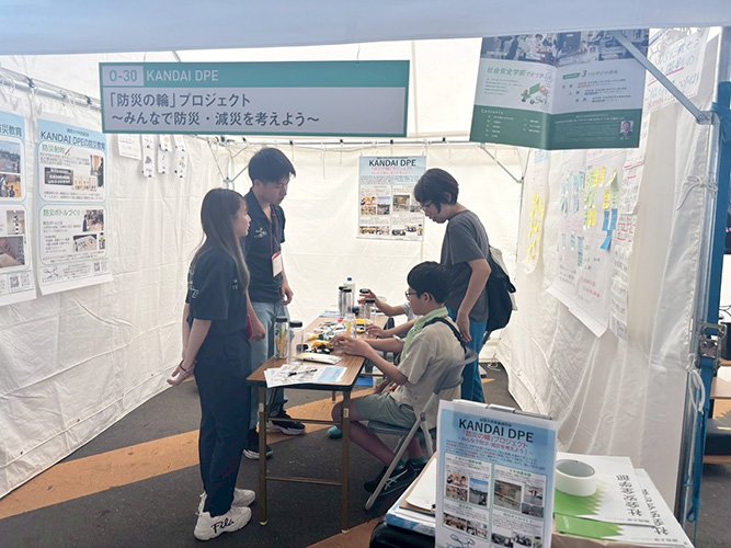 「ぼうさいこくさい」に社会安全学部の学生が出展