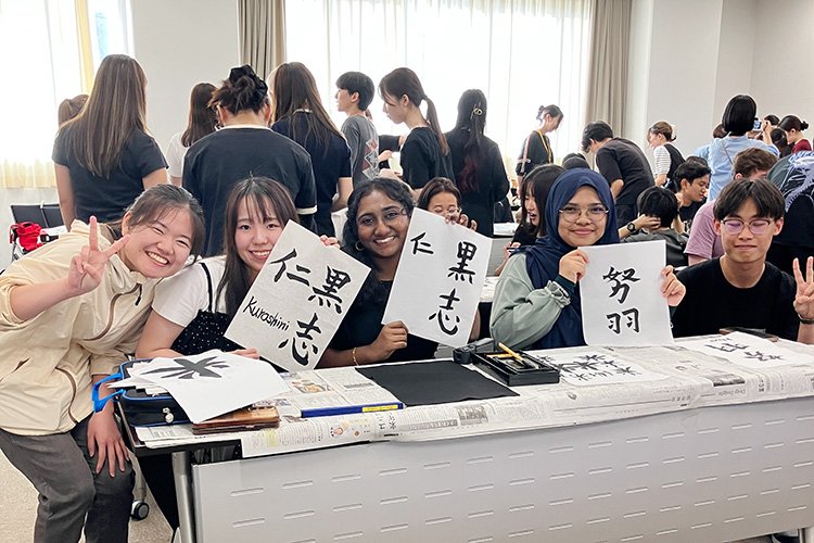 書道イベントで国際交流