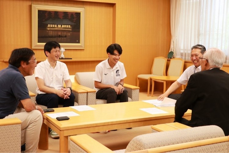 陸上部萬野七樹さんが日本一を報告