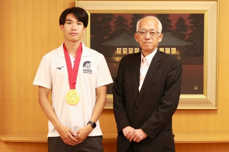 陸上部萬野七樹さんが日本一を報告
