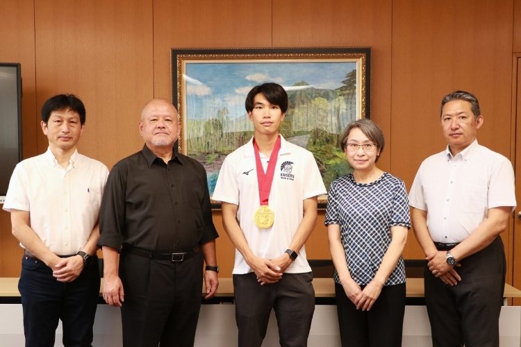 陸上部萬野七樹さんが日本一を報告
