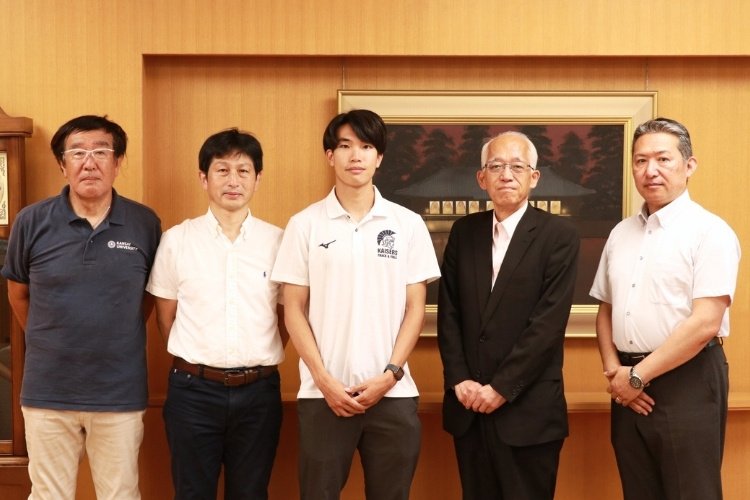 陸上部萬野七樹さんが日本一を報告
