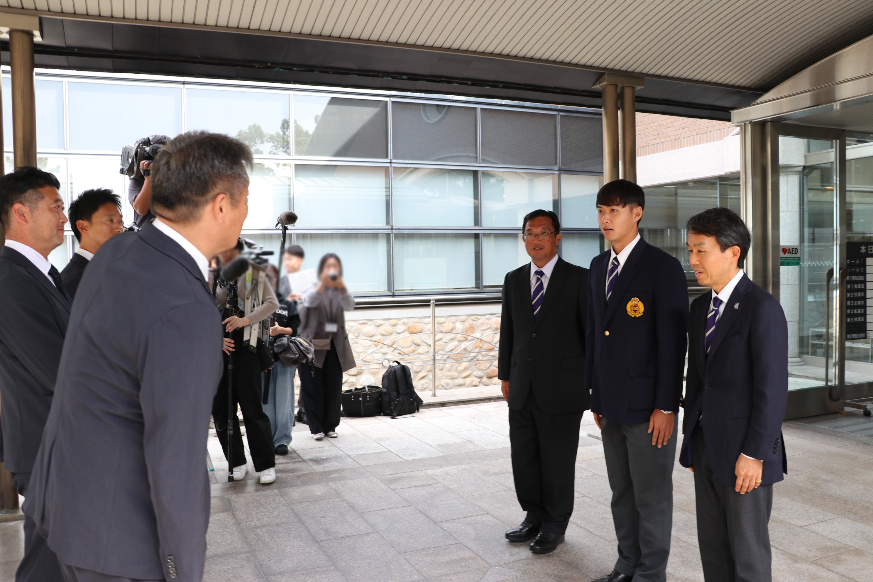 体育会野球部の米沢友翔選手がプロ野球ドラフト会議で千葉ロッテマリーンズから1位指名