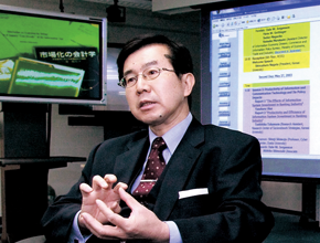 ソシオネットワーク戦略研究センター長 総合情報学部　鵜飼 康東 教授