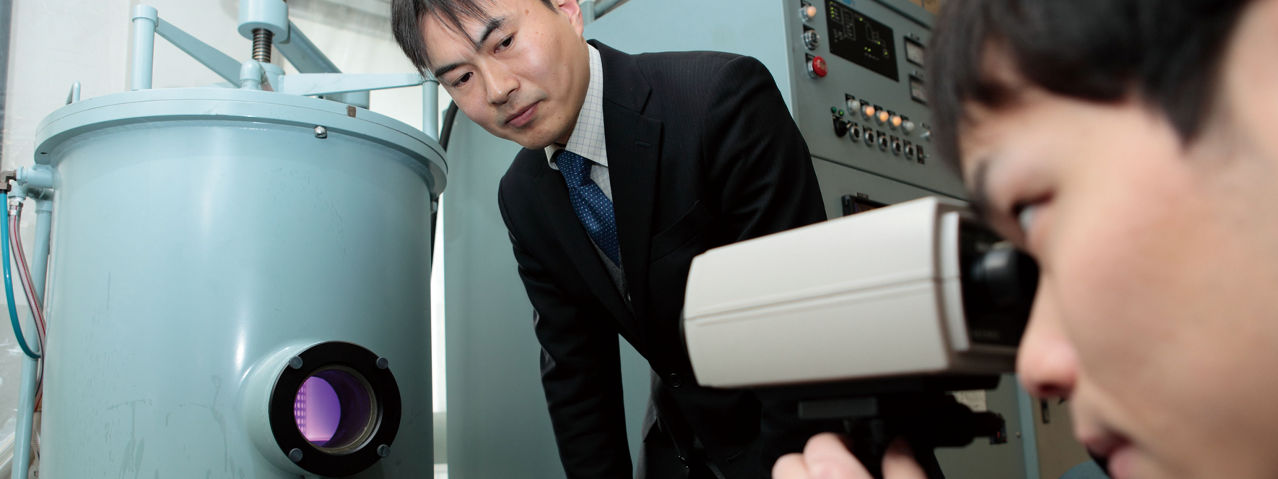 No.28
硬化層を均一に形成する新プラズマ窒化技術優れた表面硬化法=プラズマ窒化法プラズマ窒化法の長所と欠点処理材表面ではなくスクリーンで放電既存のプラズマ窒化炉が使える新技術