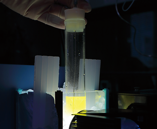 粉末光触媒を使って水と酸素から過酸化水素を製造する実験