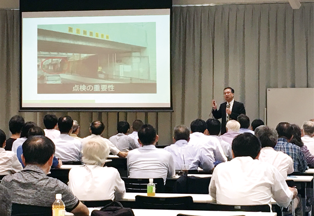 梅田キャンパスで「災害と都市交通」について講演をする林教授