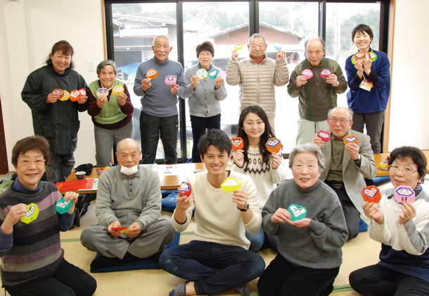 福島の復興を祈るだるま折り紙をみんなで制作