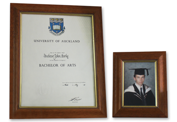 バーク教授が学んだオークランド大学の卒業証書と記念写真