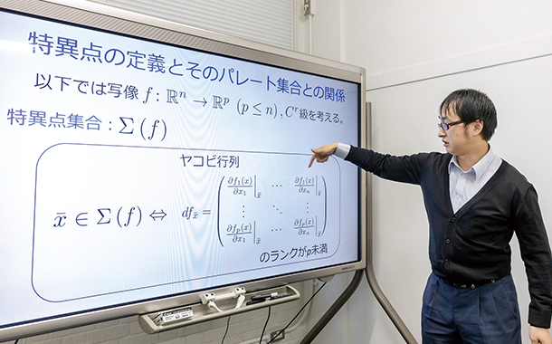 特異点の定義とそのパレート集合との関係