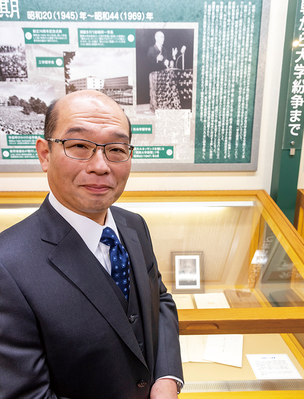 関西大学博物館内で展示されている岩崎卯一元学長のコーナー前で