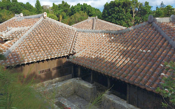 素焼きの琉球赤瓦で覆われた屋根を有する「中村家住宅」