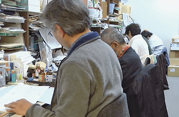 ベテランと若手が机を並べるアニメーターの仕事場（2016年3月、雪村教授撮影）