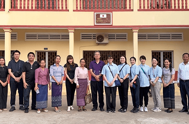 カンボジアのアヌワット小学校で学生や汗を流した仲間たちと