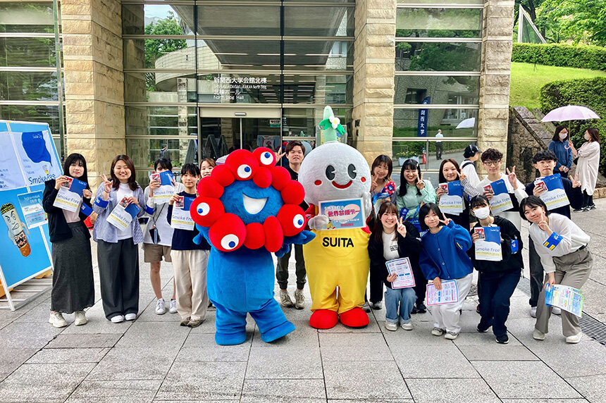 スモークフリーで住み心地のよい街づくりを！関大万博部が「ミャクミャク」＆「すいたん」とともに「世界禁煙デー啓発キャンペーン」を実施！