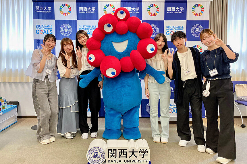 ミャクミャクと一緒に関大の万博＆SDGs活動を受験生にPR！サマーキャンパスで「関大万博＆SDGs展示コーナー」を出展