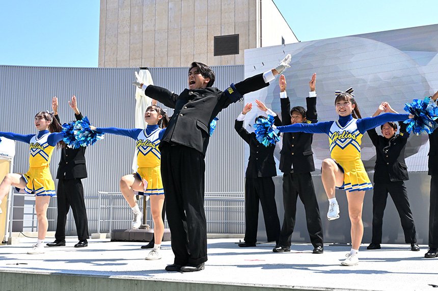 圧巻のパフォーマンスショー！電力館屋外ステージで関大生が躍動！