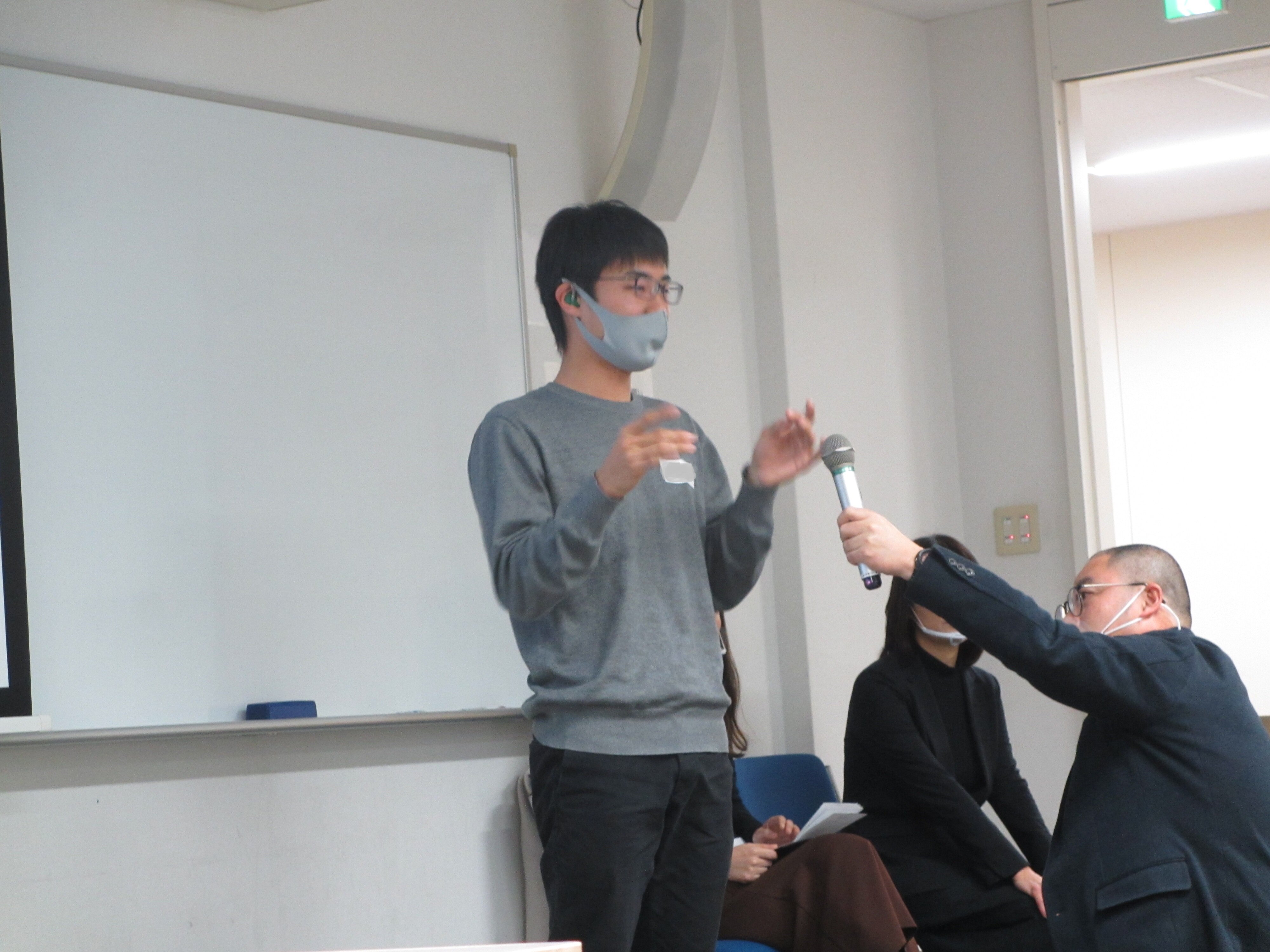秋学期末懇談会の様子1