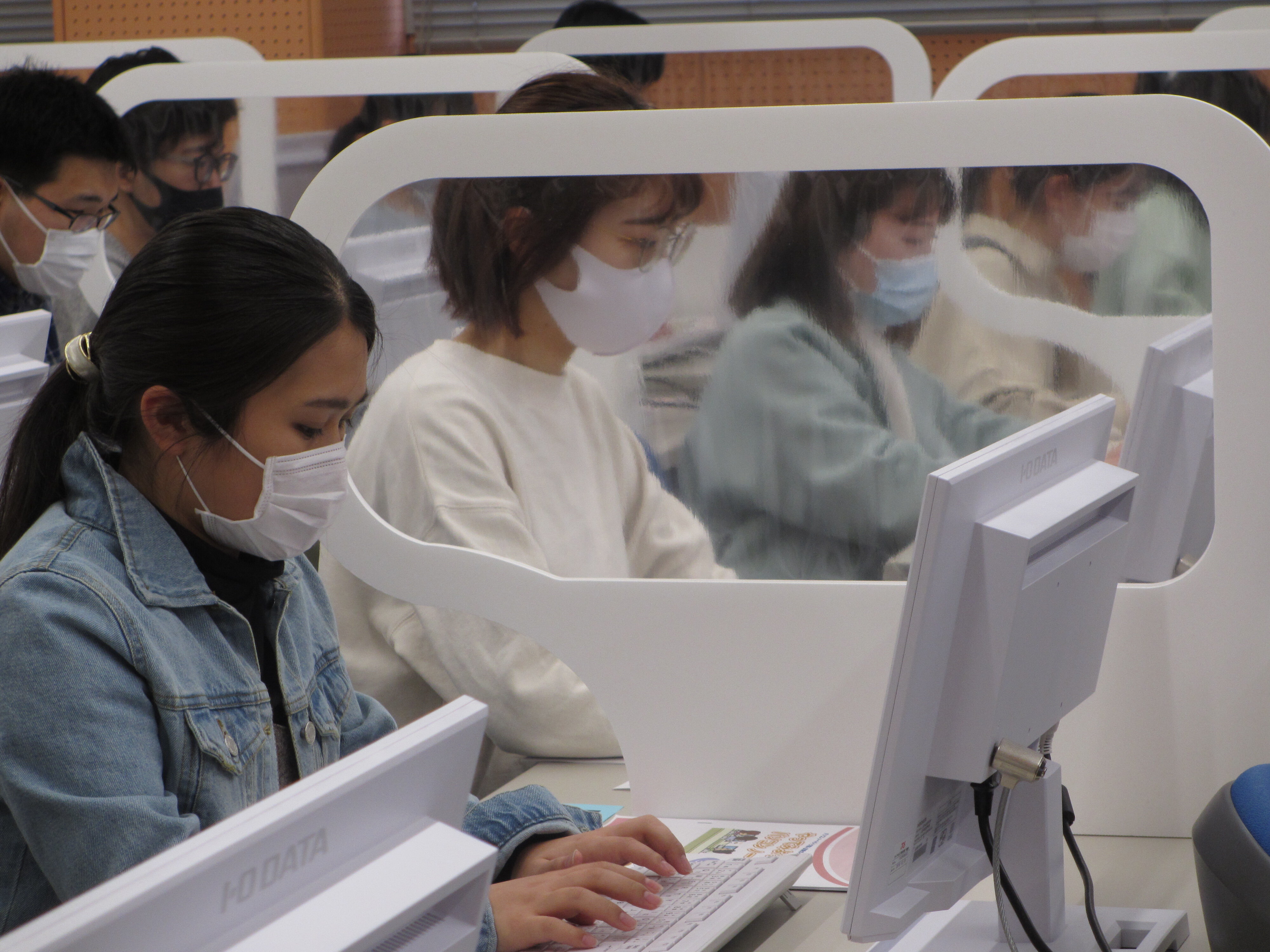 学生のパソコンテイクの様子