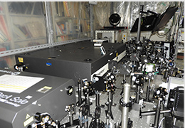 フェムト秒レーザーシステム