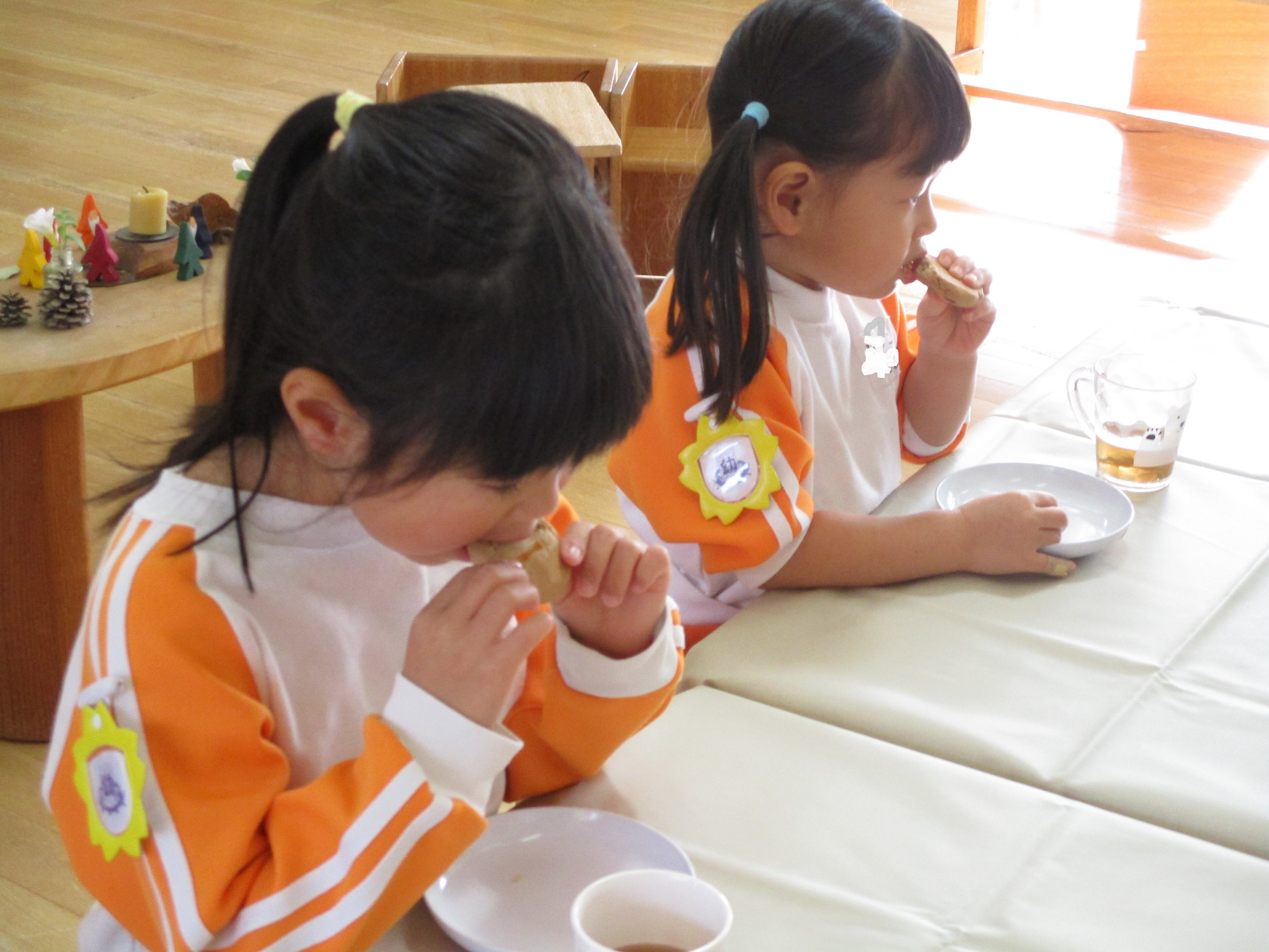 クッキー食べる年少児.JPG